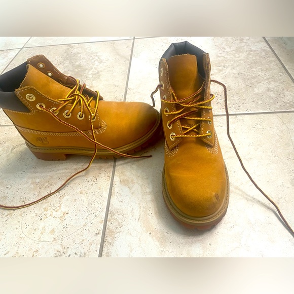 Scuff on toe pictured - Picture 1 of 2